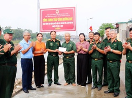 Hội Cựu chiến binh xã Hòa Phú gắn biển công trình “Thắp sáng đường quê”
