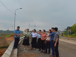Đoàn giám sát HĐND phường Tùng Thiện kiểm tra tiến độ dự án cải tạo, nâng cấp tỉnh lộ 413 và tỉnh lộ 414.
