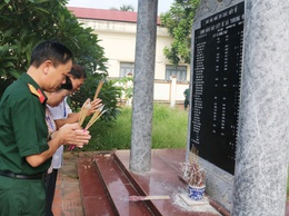 Hội Cựu chiến binh xã Hòa Phú tổ chức dâng hương tưởng niệm các anh hùng liệt sỹ trước thềm Đại hội Đại biểu Hội CCB xã
