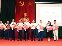 UBND xã Hòa Phú tổ chức hội nghị trao quyết định nghỉ hưu trước tuổi và nghỉ thôi việc theo quy định