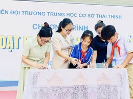Trường THCS Thái Thịnh tổ chức sinh hoạt dưới cờ theo chủ điểm tháng 9 và ký cam kết giữa học sinh - gia đình và nhà trường