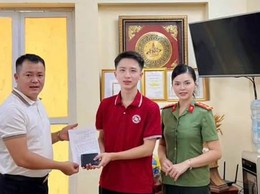 CÔNG AN PHƯỜNG LÁNG HỖ TRỢ NGƯỜI DÂN NHẬN LẠI TÀI SẢN ĐÁNH RƠI