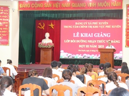 Trung tâm chính trị khu vực Phú Xuyên bồi dưỡng nhận thức về Đảng cho trên 70 quần chúng ưu tú