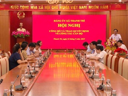 XÃ THANH TRÌ: TRAO QUYẾT ĐỊNH ĐIỀU ĐỘNG, TIẾP NHẬN VÀ BỔ NHIỆM CÁN BỘ QUẢN LÝ