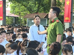 Công an xã Phúc Thọ tuyên truyền pháp luật về trật tự, an toàn giao thông cho các em học sinh