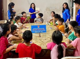 Chi đoàn thôn Hòa Xá bàn giao công trình “Tủ sách thanh niên”