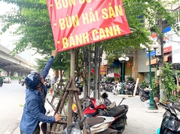 Phường Thanh Xuân ra quân bóc gỡ quảng cáo sai quy định