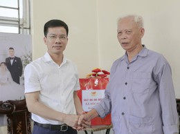 TUV, BÍ THƯ ĐẢNG ỦY, CHỦ TỊCH HĐND XÃ SÓC SƠN THĂM, TẶNG QUÀ GIA ĐÌNH NGƯỜI CÓ CÔNG NHÂN KỶ NIỆM 80 NĂM QUỐC KHÁNH 2/9