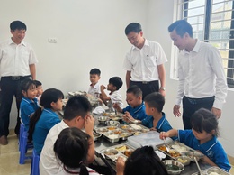 Phó Chủ tịch UBND xã Nguyễn Hồng Hải kiểm tra đột xuất công tác tổ chức bữa ăn bán trú tại trường Tiểu học Thanh Mai