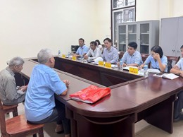 Đồng chí Bí thư Đảng uỷ, Chủ tịch HĐND xã chủ trì buổi tiếp công dân định kỳ 