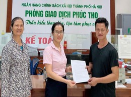 Phòng giao dịch Ngân hàng Chính sách xã hội Phúc Thọ giải ngân món vay đầu tiên cho sinh viên theo học chương trình STEM