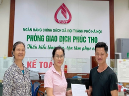 Phòng giao dịch NHCSXH xã Phúc Thọ giải ngân món vay đầu tiên cho sinh viên theo học chương trình STEM