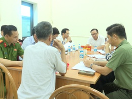 Đồng chí Nguyễn Trúc Anh - TUV, Bí thư Đảng ủy, Chủ tịch HĐNĐ xã tiếp công dân định kỳ tháng 9/2025