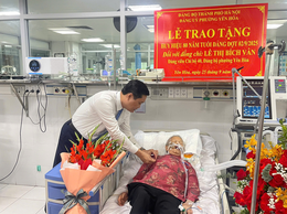Tổ chức lễ trao Huy hiệu 80 năm tuổi Đảng đợt 2-9 cho đồng chí Lê Thị Bích Vân