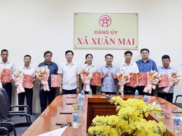 Đảng ủy xã Xuân Mai  tổ chức Hội nghị trao Quyết định nghỉ hưu trước tuổi, nghỉ thôi việc cho 9 cá nhân