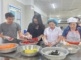 TRƯỜNG MẦM NON HOA MAI TĂNG CƯỜNG CÁC HOẠT ĐỘNG VỆ SINH AN TOÀN THỰC PHẨM TRONG CÔNG TÁC GIAO NHẬN THỰC PHẨM HÀNG NGÀY.