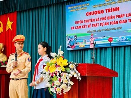 TRƯỜNG THCS HOÀNG MAI TỔ CHỨC TUYÊN TRUYỀN PHÁP LUẬT VÀ AN TOÀN GIAO THÔNG
