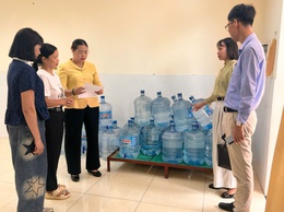 Lãnh đạo Đảng ủy - UBND xã Cổ Đô kiểm tra bếp ăn bán trú trường Mầm non Tản Hồng.