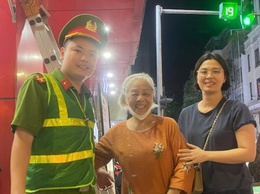 Công an phường Vĩnh Tuy kịp thời giúp đỡ cụ bà đi lạc trở về đoàn tụ cùng gia đình