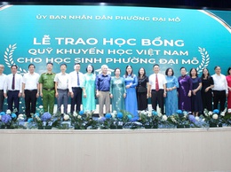 Bà Nguyễn Thị Doan - Nguyên Ủy viên Trung ương Đảng, Nguyên Phó Chủ tịch nước, Chủ tịch Quỹ Khuyến học Việt Nam trao học bổng Quỹ khuyến học Việt Nam cho học sinh phường Đại Mỗ