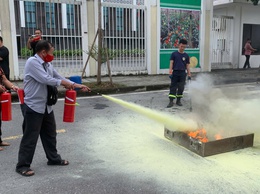 Chủ cơ sở, người làm việc tại cơ sở sản xuất, kinh doanh, Đội dân phòng phường Tây Tựu tham gia tập huấn công tác PCCC và CNCH năm 2025