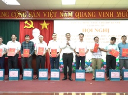 Đảng ủy xã Thường Tín tổ chức trao quyết định cho cán bộ công chức viên chức nghỉ chế độ.
