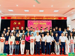 XÃ BA VÌ TỔ CHỨC HỘI NGHỊ TUYÊN DƯƠNG, KHEN THƯỞNG HỌC SINH THI ĐỖ ĐẠI HỌC, HỌC VIỆN NĂM 2025