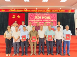 HỘI NGHỊ TRAO QUYẾT ĐỊNH NGHỈ HƯU CHO CÁC ĐỒNG CHÍ CÁN BỘ, CÔNG CHỨC, VIÊN CHỨC XÃ BA VÌ NĂM 2025