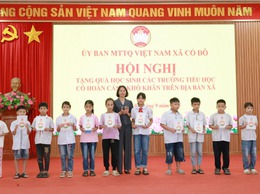 Uỷ ban Mặt trận Tổ quốc và các đoàn thể xã Cổ Đô tặng 32 suất quà cho các em học sinh có hoàn cảnh khó khăn của các trường Tiểu học trên địa bàn xã.