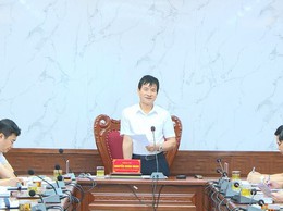 Thường trực Đảng ủy xã làm việc với các ngành nghe báo cáo một số nội dung quan trọng