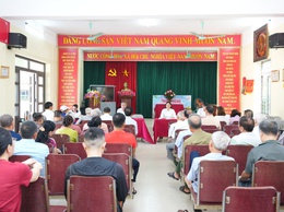 Đồng chí Đặng Thị Huyền- Bí thư Đảng ủy, Chủ tịch HĐND xã dự sinh hoạt Chi bộ tổ dân phố Dốc Lã