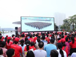 Người dân Dương Nội hào hứng trải nghiệm Đại lễ A80 qua màn LED cỡ lớn 