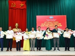 Sơn Đồng: 38 đồng chí được tặng, truy tặng Huy hiệu Đảng đợt 02/9/2025