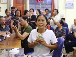 Nhân dân Dương Nội phấn khởi nhận quà Quốc khánh 2/9
