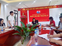 Các đồng chí lãnh đạo xã dự sinh hoạt chi bộ theo Chỉ thị số 50-CT/TW của Ban Bí thư Trung ương Đảng