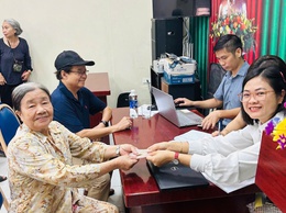 Phường Xuân Phương tổ chức tặng quà nhân dịp Kỷ niệm 80 năm Cách mạng Tháng Tám và Quốc khánh 2/9