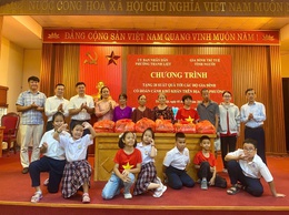 Phường Thanh Liệt: Gia đình Trí tuệ - Tình người trao 28 suất quà cho các hoàn cảnh khó khăn nhân dịp Quốc khánh 2/9 và mùa Vu Lan báo hiếu