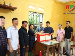 Đồng chí Nguyễn Thị Thu Trang- Chủ tịch Ủy ban MTTQ xã thăm động viên lực lượng trực vận hành các Trạm bơm tiêu úng trên địa bàn xã Kiều Phú