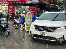 Công an phường Xuân Đỉnh hỗ trợ kịp thời người dân trên địa bàn trong cơn bão số 10