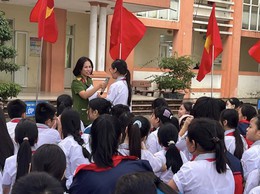 Công an xã Quang Minh tuyên truyền pháp luật về ATGT cho học sinh