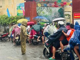 UBND phường hỗ trợ Trường tiểu học Phú Lương II ứng phó với ngập trong mưa bão