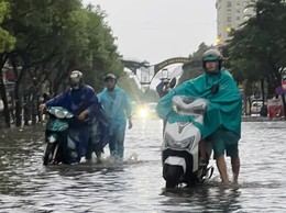 Sau bão số 10, Hà Nội mưa suốt buổi sáng gây ngập úng nhiều tuyến đường