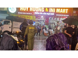 Các lực lượng xã Yên Xuân tích cực giúp đỡ các hộ gia đình bị sạt lở trên địa bàn xã di dời người và tài sản đến nơi an toàn