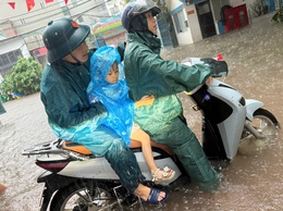 Phường Định Công hỗ trợ người dân khắc phục ảnh hưởng do hoàn lưu bão số 10 gây ra