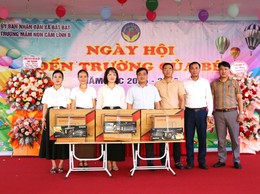 Đồng chí Nguyễn Ngọc Tú - Phó Bí thư Đảng ủy, Chủ tịch UBND xã kiểm tra công tác chuẩn bị cho Lễ khai giảng năm học mới 2025-2026