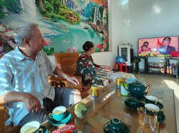 Người dân 'rốn lũ' Thủ đô háo hức xem Lễ diễu binh, diễu hành qua màn hình tivi
