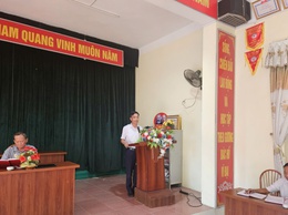 Đồng chí Nguyễn Quang Hán dự sinh hoạt thường kỳ cùng Chi bộ thôn Trại Hồ