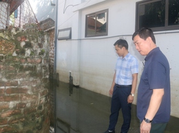Lãnh đạo xã Hòa Phú kiểm tra, chỉ đạo công tác vệ sinh môi trường sau ngập úng
