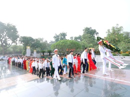 Đoàn đại biểu phường Yên Hòa dâng hương tưởng niệm các anh hùng liệt sĩ tại Đài tưởng niệm các anh hùng liệt sĩ trên đường Bắc Sơn và vào Lăng viếng Chủ tịch Hồ Chí Minh