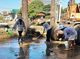 Nhân dân xã Trần Phú tích cực tổng vệ sinh môi trường sau úng, ngập